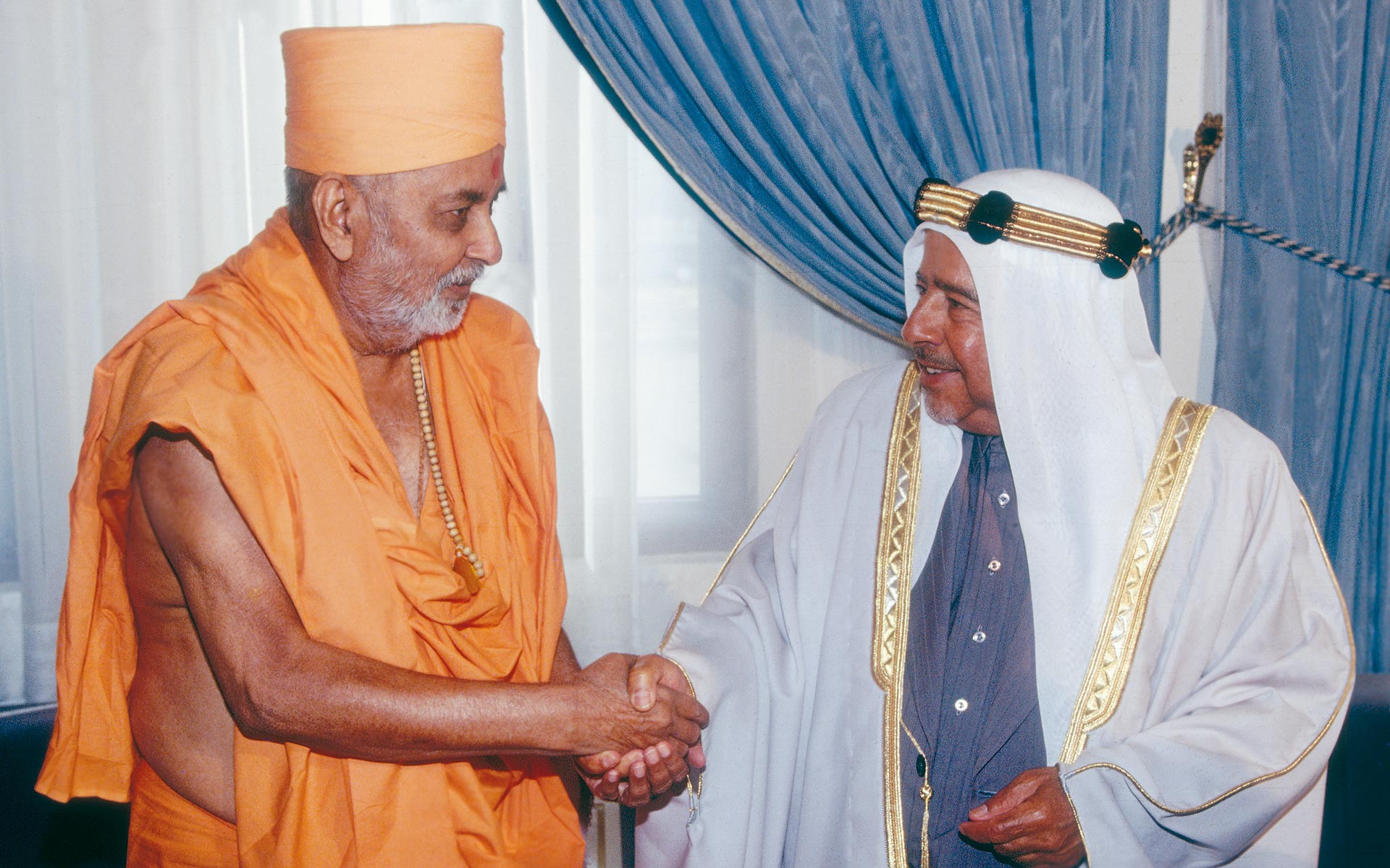 Pramukh Swami Maharaj With Shekh Isa Bin Salman al khalifa, King of Baharin
